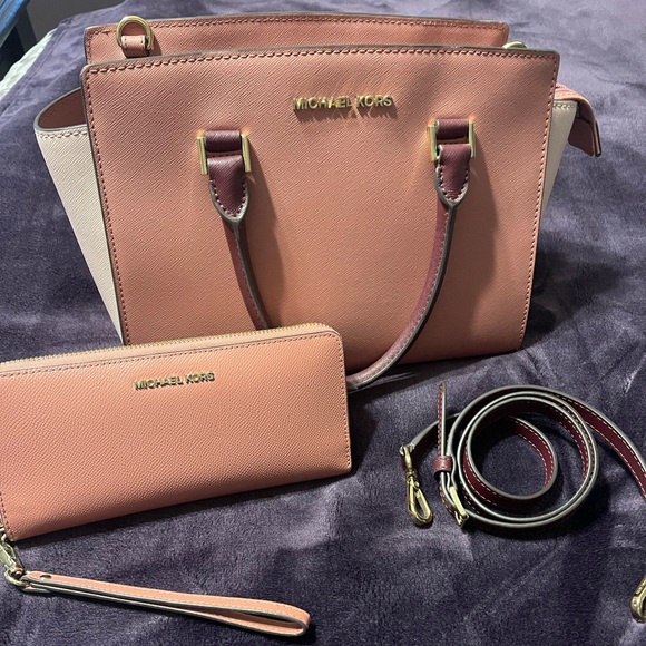 Michael Kors Saffiano Leather Crossbody w/Matchjng wallet - Picture 3 of 6